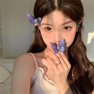 穿风信子蓝的少女